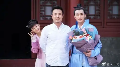 知否盛家姐妹杀青合影,赵丽颖乖巧可爱,但背后心酸谁人知
