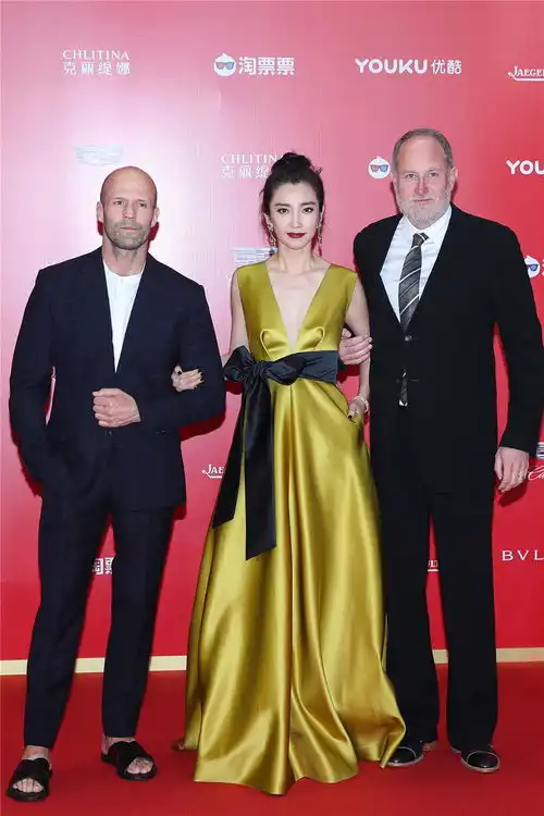 巨齿鲨剧组亮相上影节杰森斯坦森李冰冰合作默契互相打趣
