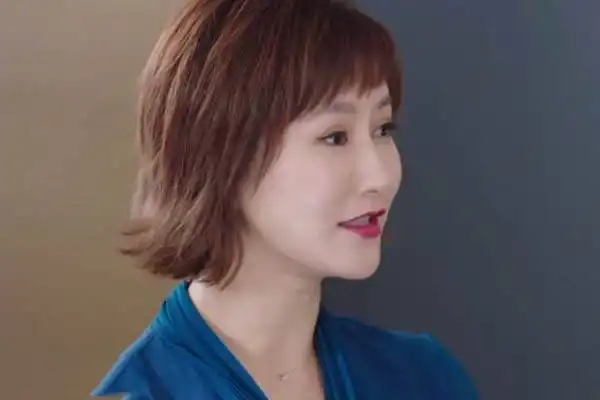 倾城时光28集出场这个角色,是中国第一个真正会开直升机的女星