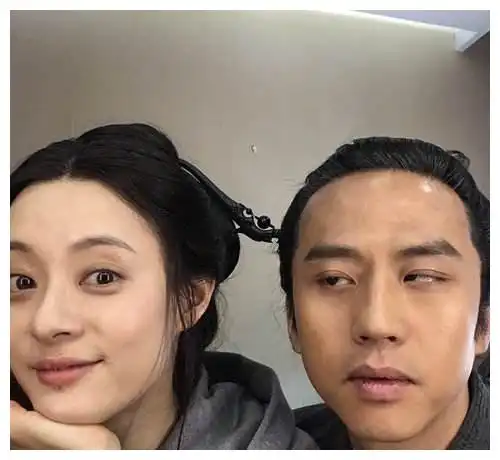 公然秀恩爱邓超是树袋熊吗看这架势恨不得能够挂在孙俪身上