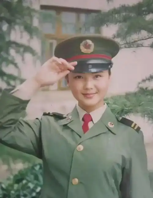 1993年,15岁刘涛的军装照,那时是南京军文工团的女文艺兵
