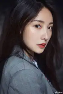 柳岩穿灰色西装霸气撸袖摆造型淡妆出镜眼神清澈很动人