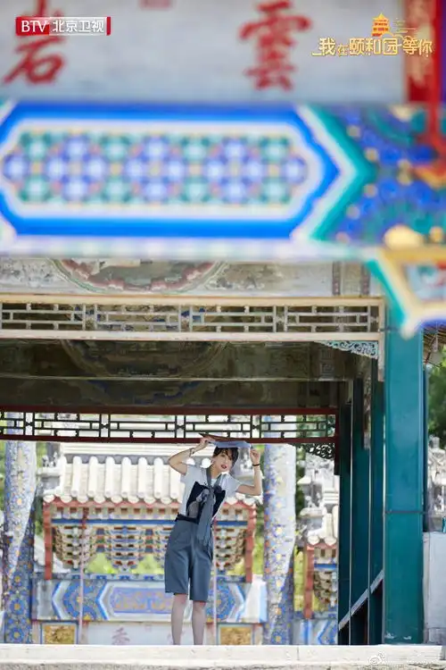 组图郑爽男友风造型清爽帅气挂耳发饰俏皮灵动
