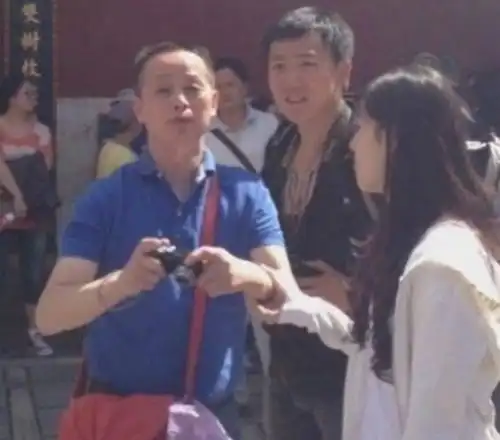 刘强东和岳父合照,岳父站着,他坐着网友以为他是京东员工