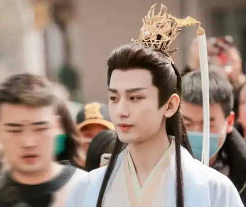 沉香如屑路透照,杨紫成毅片场嬉闹超有梗,成毅真的赚大了
