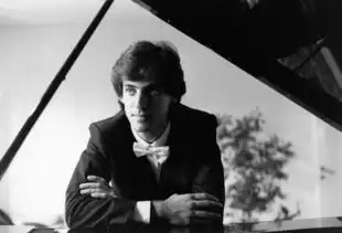 手指长比手指短的人更适合弹钢琴,是这样的吗
