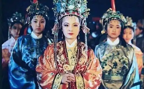 为什么元春三更半夜才从贾府回宫她的身不由己被王熙凤道出
