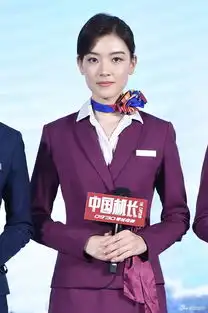 组图中国机长主创制服亮相李沁张天爱台上比心互搂
