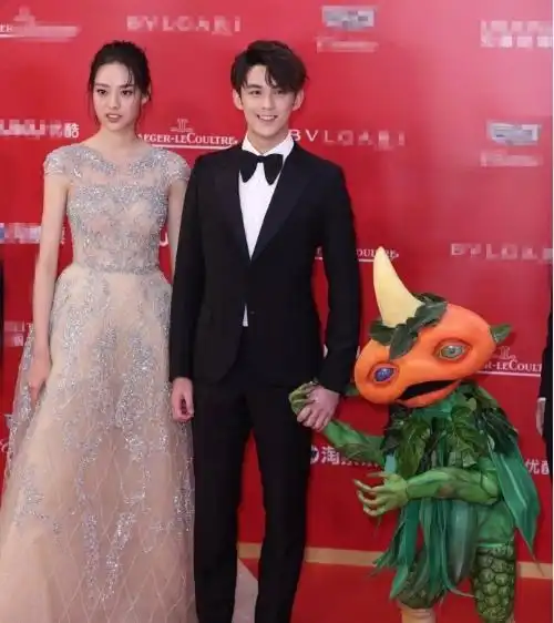 上海电影节星光璀璨,李易峰携动物世界主创上红毯
