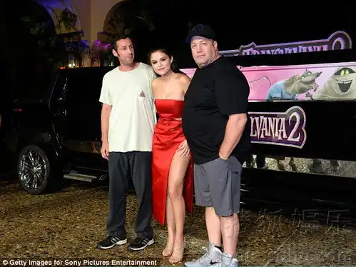 瘦下来了赛琳娜穿抹胸高开叉裙秀雪肤
