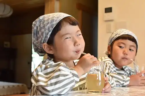 她因狂晒女儿的丑照走红网友是亲妈吗哈哈哈哈哈