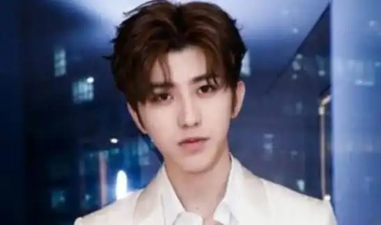 蔡徐坤打篮球上中学试卷,被称为篮球巨星,网友不要误人子弟
