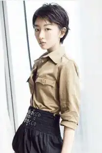 周冬雨晒素颜照片,手上钻戒抢镜,女神恋爱了吗