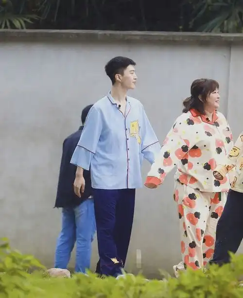 杨洋穿睡衣上班,素颜状态超级好网友他不是30岁是13岁吧