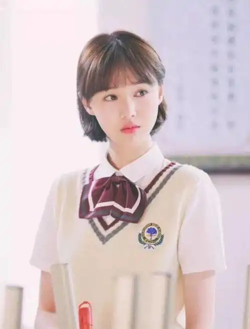 明星空气刘海pk,热巴呆萌,关晓彤却
