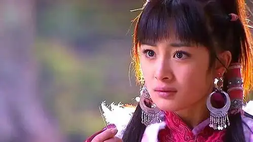 15年前,在神雕侠侣剧组给刘亦菲打伞的女孩,今火的一塌糊涂
