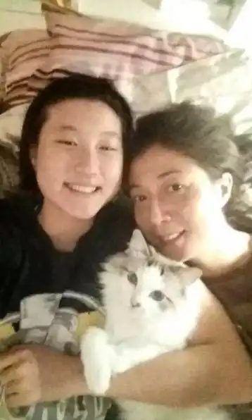 曾遭校园暴力,两度割腕自残现流浪街头,成龙19岁女儿经历了什么
