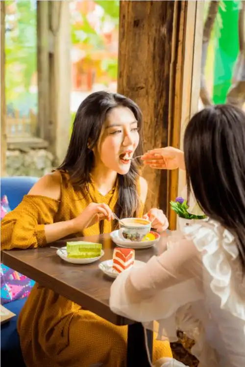 丽江这个神仙景区秒变快乐星球妈妈牧场精灵小屋花海风车,速来打卡