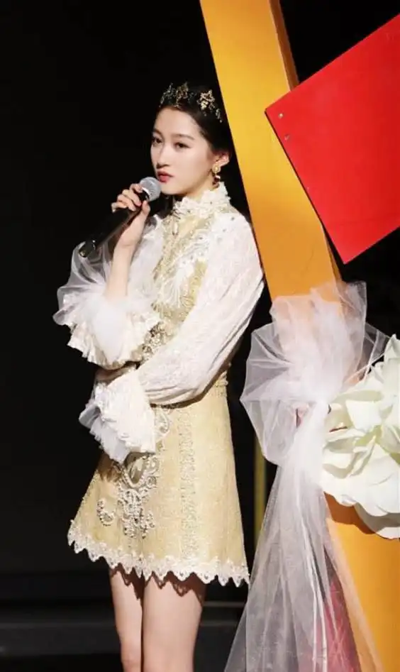 关晓彤宫廷风新造型,刺绣连衣裙穿出贵气,美目盼兮引人怜