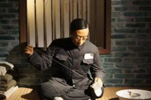 末代皇帝溥仪,晚年回忆童年生活伤心不已,饿了只能偷喂鱼馒头吃
