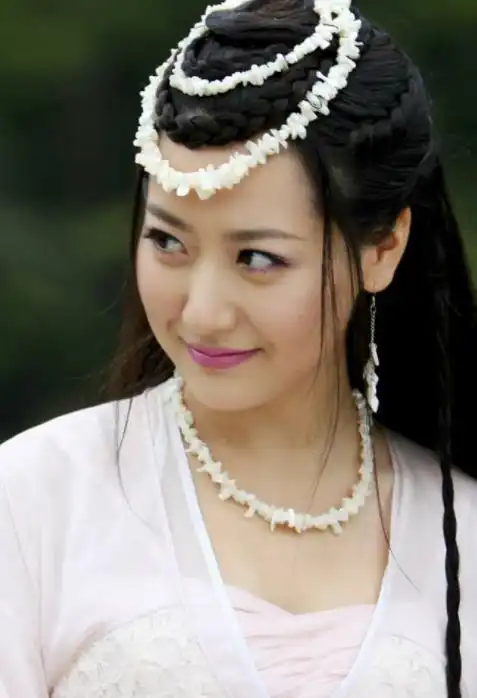 她因神话走红,还受到过成龙的力捧,如今却沦为了三线演员
