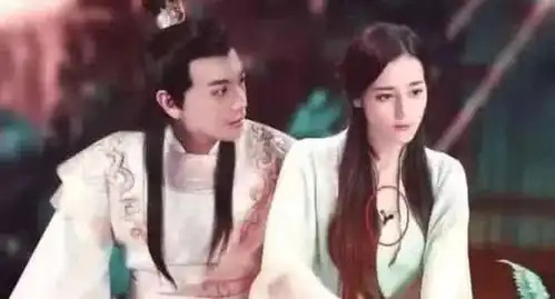 看一次笑一年的穿帮镜头,香妃的钻戒忍了,迪丽热巴也太明显了
