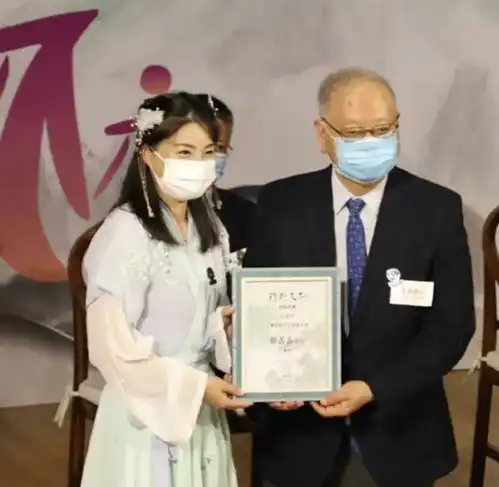 郭晶晶罕穿汉服俏皮可爱,霍启刚靠边陪伴,网友豪门中的清流
