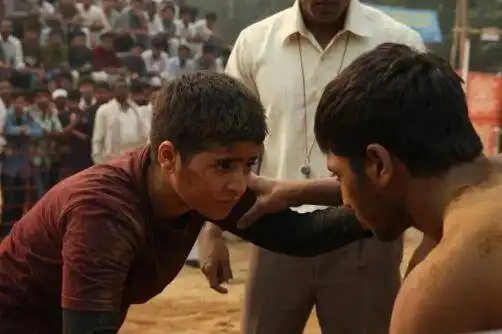 摔跤吧爸爸敢于为了女儿和全世界抗争的爸爸