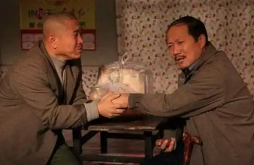 赵本山徒弟谢广坤翻车了与女歌手做出不雅举动,被喊话注意影响
