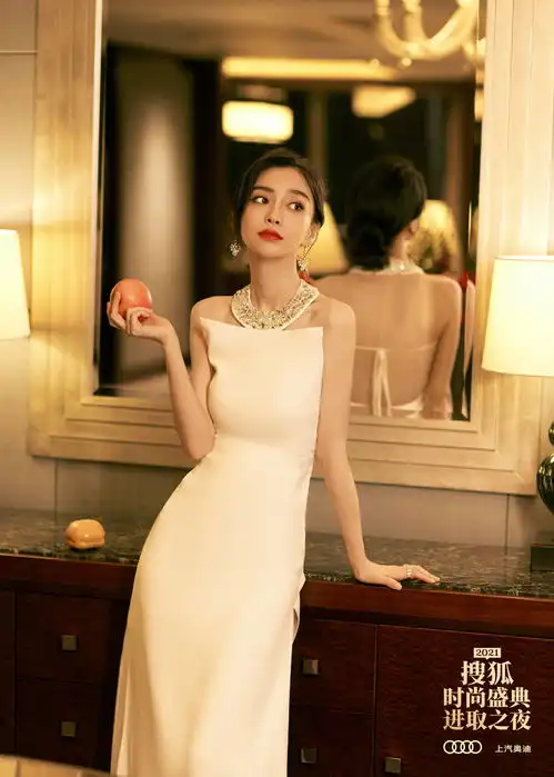 杨颖简约白裙展现绝美身材线条,顾盼生姿间红毯生图又赢了
