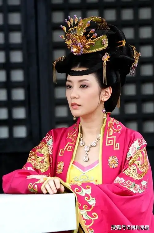 头顶十斤发髻如何优雅有人搞笑违和,最后两位却美成经典
