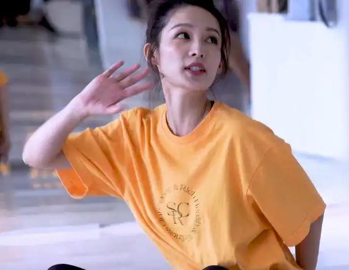 李沁31岁生日,晒空中瑜伽视频