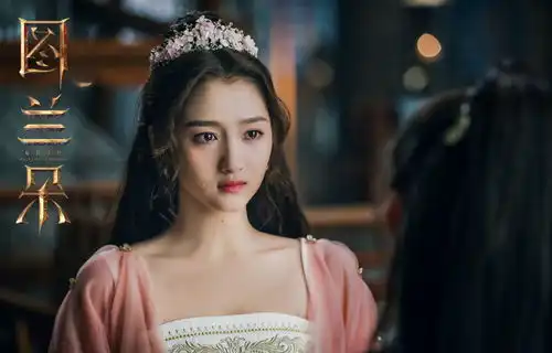 组图关晓彤图兰朵新造型曝光粉纱裙鲜花妆温柔至极