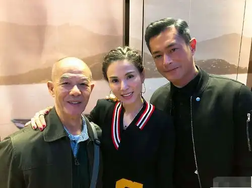 52岁李若彤和49岁古天乐世纪同框,原来姑姑真比过儿大3岁