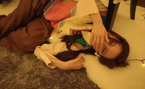 时髦办一件值得郑氏姐妹轮流穿的毛衣,果然显瘦又显嫩