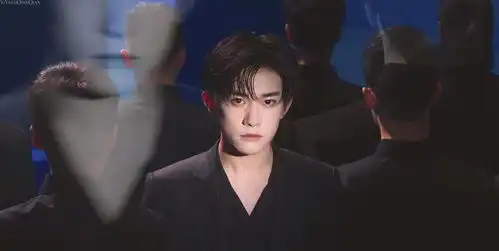 易烊千玺剃平头了在海上穿短裤拍经典游客照,皮肤被晒这么黑