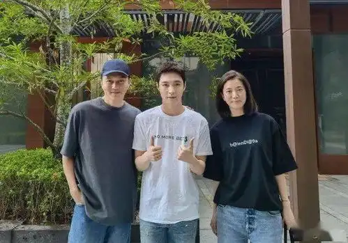 张智霖袁咏仪海口偶遇张艺兴