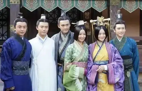 袁弘关智斌时隔十年重聚二人同框合影帅气依旧
