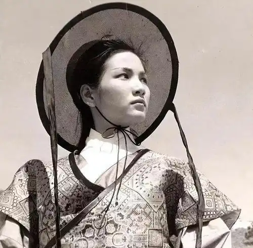 多方透露华夫人郑佩佩病逝,最后露面颈部包纱布走路需搀扶
