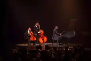 食物文明史丨绿皮车里炸鸡的味道,比你小时候吃的肯德基如何
