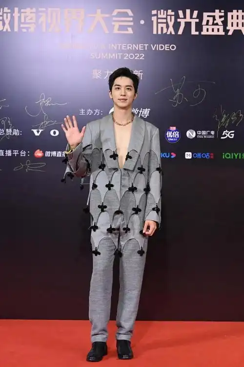 红毯夜生图,关晓彤赢麻了,肖战压阵,许魏洲一言难尽
