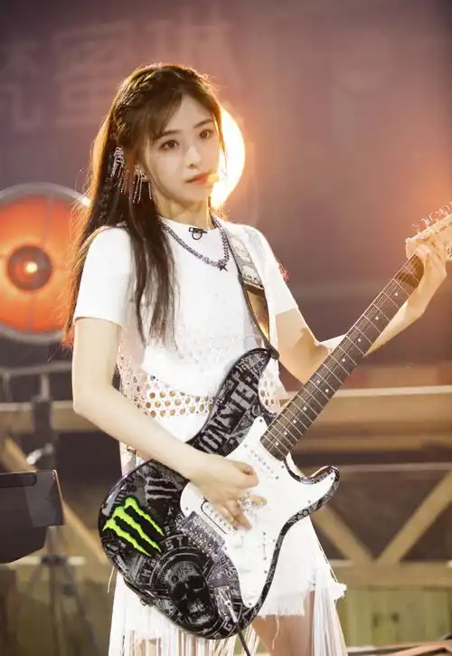 乘风破浪张含韵为自己打call,牛仔裙配印花袜,为赢c位拼了