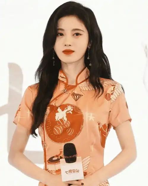 很喜欢鞠婧祎这组照片,穿旗袍气质惊艳,长发披肩温婉可人
