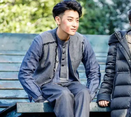 黄子韬带伤出席媒体探班会
