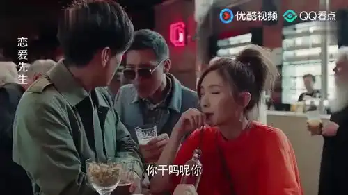 5恋爱先生外国人喝着啤酒,跳着两只老虎,现场十分嗨皮