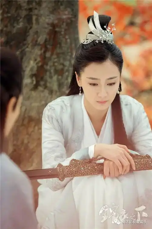 锦衣之下横店热拍任嘉伦谭松韵温泉宠溺升级
