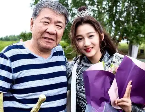 郑晓龙20年后再拍电影,8000人选出女主关晓彤,让2位影帝做配角