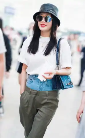 见过叠穿外套的,没见过叠穿牛仔裤和工装裤的,秦岚你是第一个