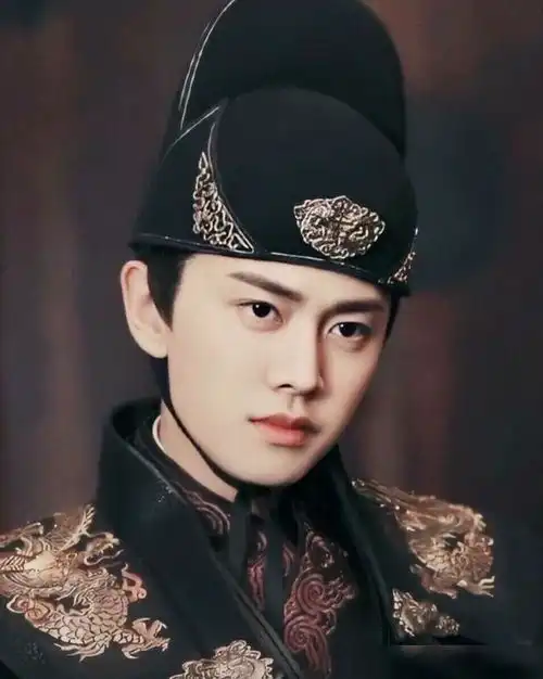 任嘉伦搞怪日常,默契与好友击掌,粉丝看到他的脸却担心