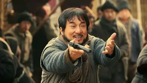 70岁成龙近况曝光大变样断崖式衰老毛发全白,工作人员曝真相
